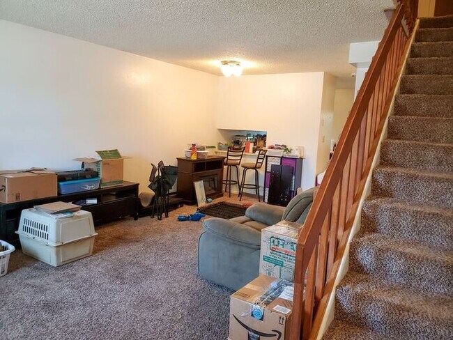 Building Photo - 725 Aztec Dr