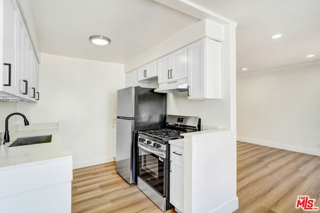 Building Photo - 8208 Romaine St