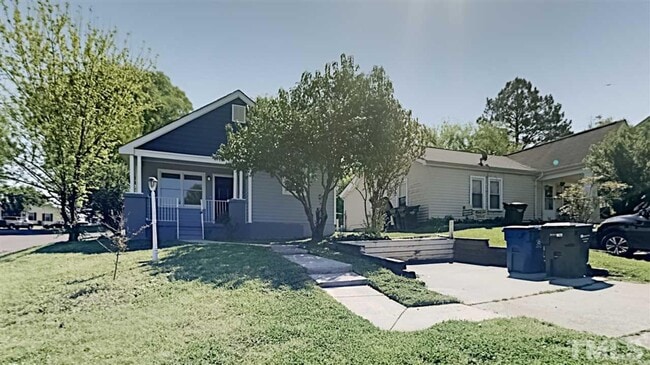 **Cozy Updated Bungalow near Downtown Durham** - **Cozy Updated Bungalow near Downtown Durham** House