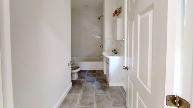 Foto del edificio - 230E 2nd, Media