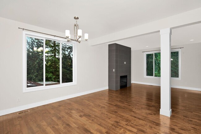 Building Photo - Sammamish Custom Home Bright and Spacious ...