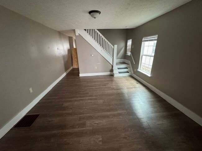 Foto del edificio - Completely Renovated 3BR/1BA Townhome located close to downtown Indy.