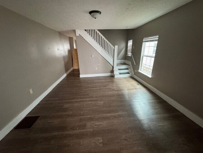 Foto del edificio - Newly Renovated 3BR/1BA Townhome located close to downtown Indy