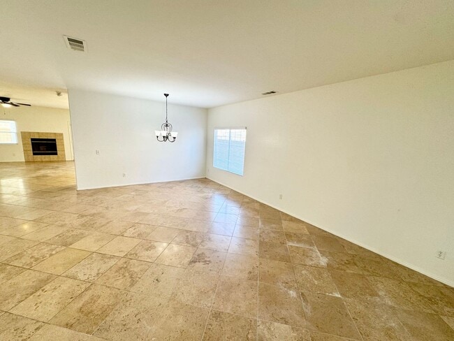 Building Photo - Spacious 6 bedroom home in West Palmdale