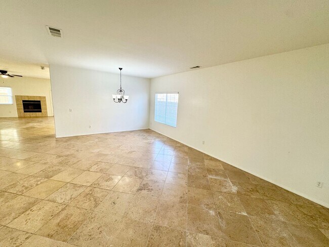 Foto del edificio - Spacious 6 bedroom home in West Palmdale