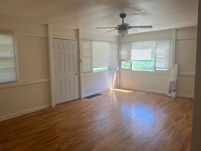Building Photo - 2 BEDROOM HOME 1 BATH HOME WITH A SINGLE G...