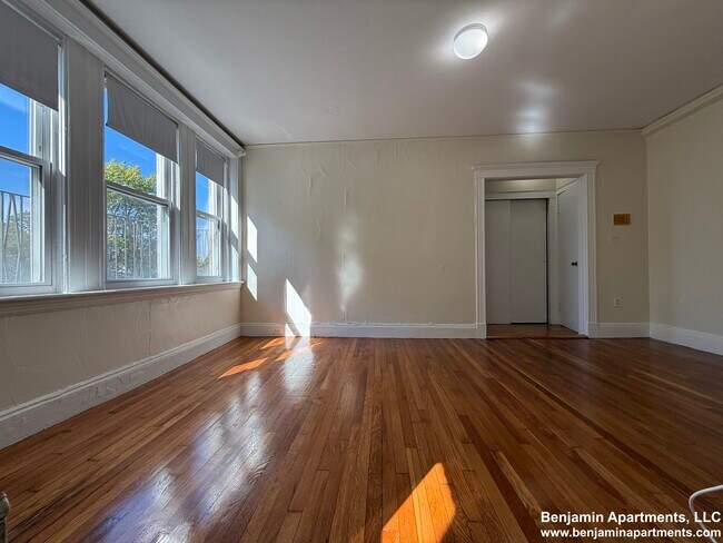 Building Photo - 458 Park Dr