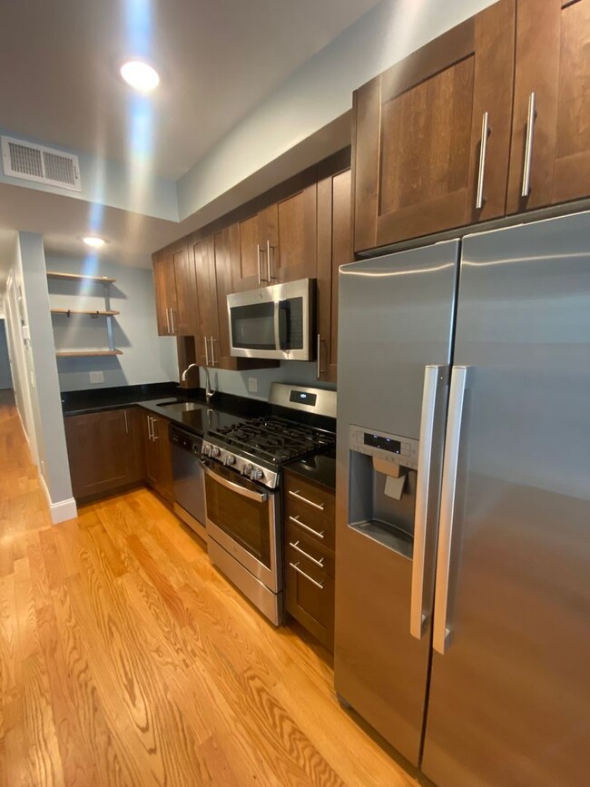 Foto del edificio - Beautiful, Fully Renovated Allston 5 bed/2...