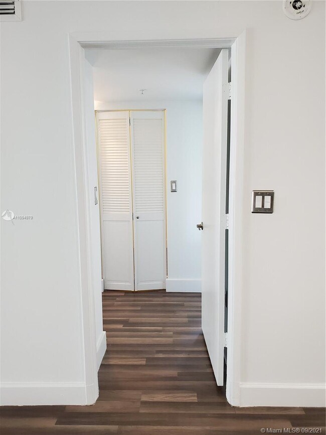 Foto del edificio - 4500 NW 107th Ave