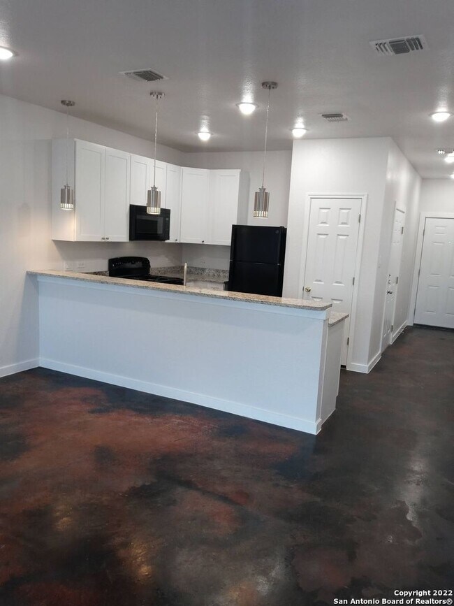 Foto del edificio - 6938 Crestway Rd