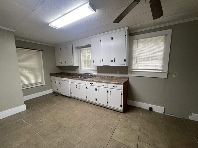 Building Photo - 2805 US-441