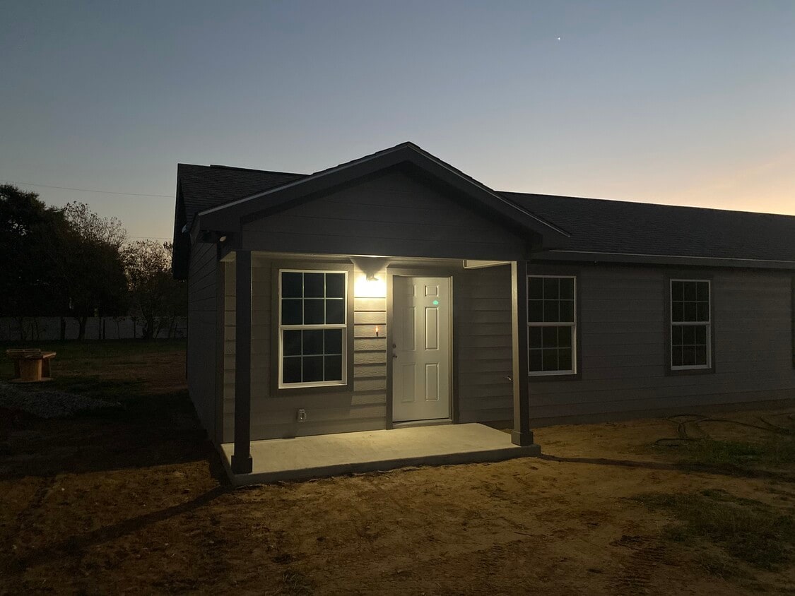 Front entry w/porch - 188 Duck Pond Rd