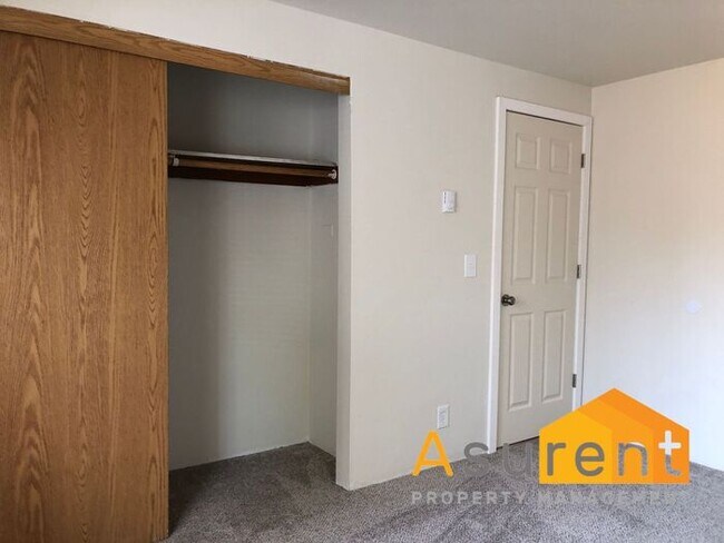 Building Photo - Cozy 2 Bedroom Upstairs Apartment