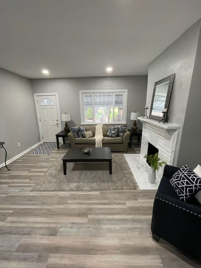 Building Photo - Newly Renovated 3 bedroom, 1 bathroom in South Side Slopes- Stainless Appliances and Sun Room