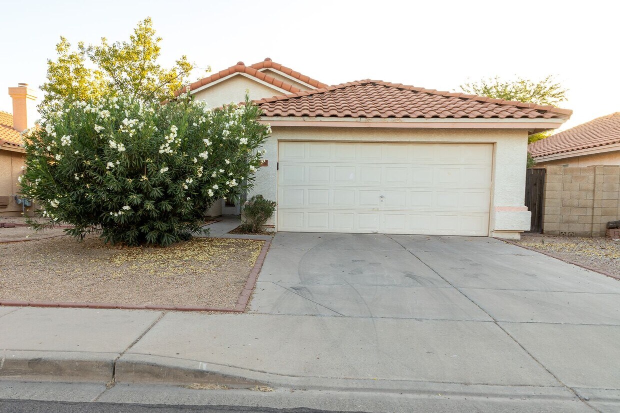 Primary Photo - 8802 N 114th Ave