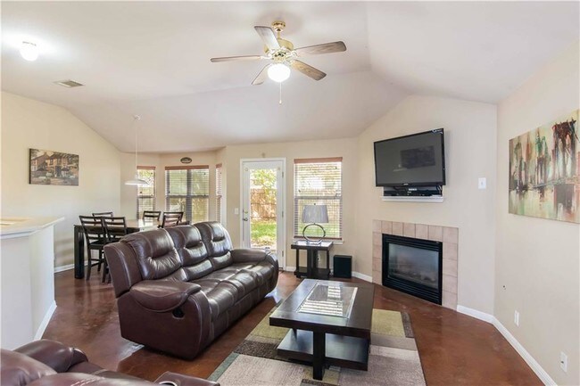 Building Photo - 809 Camino Real Dr