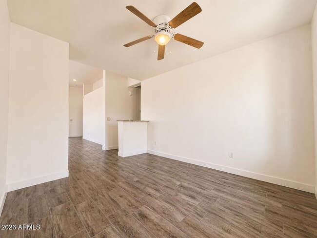 Building Photo - 5256 W Pleasant Ln