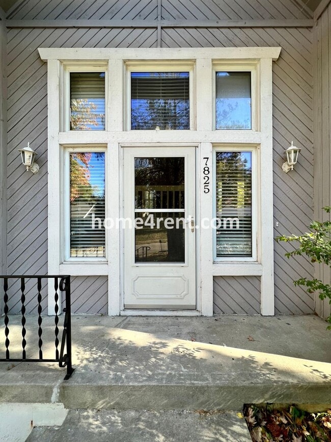 Building Photo - Wonderful Northland Home w/ an Updated Kit...