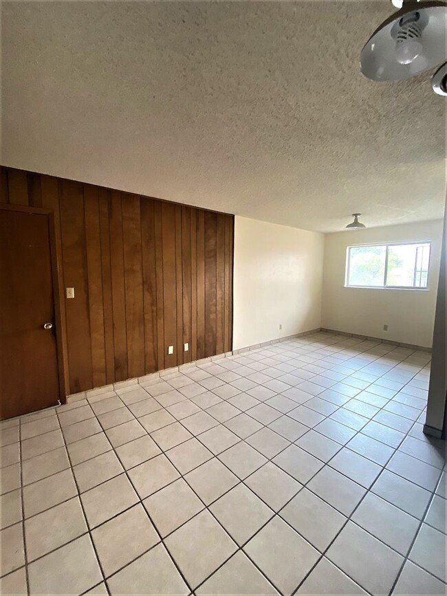 Building Photo - Large 4 Bedroom home with Garage and Enclo...