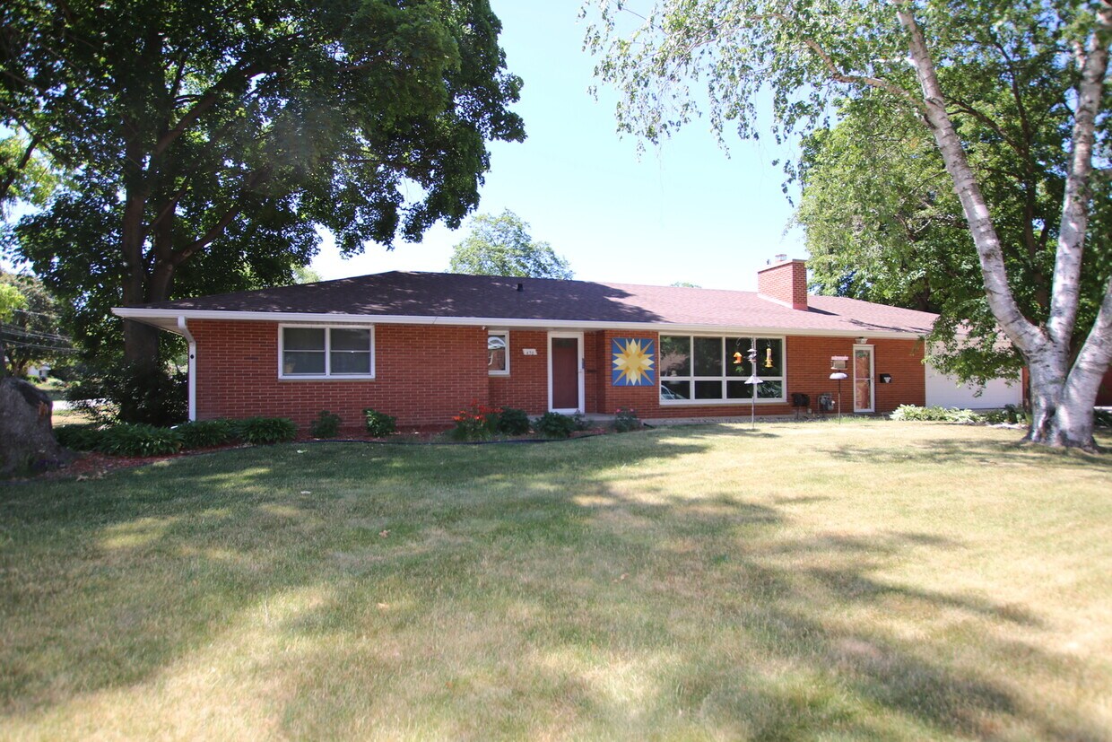 Primary Photo - 430 Laurel Ave