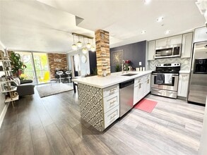 Building Photo - 520 SE 5 Ave