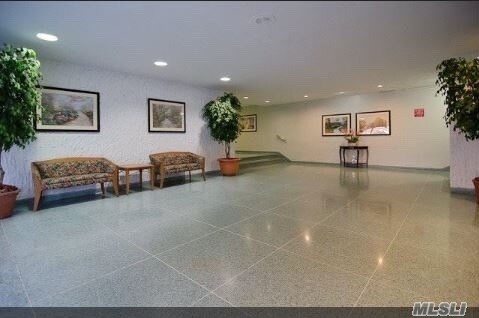 Foto del edificio - 5440 Little Neck Pkwy