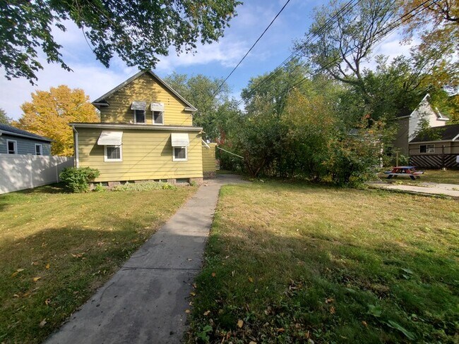 Foto del edificio - 1617 University Ave
