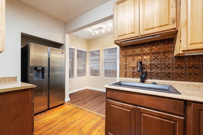 Foto del edificio - UT PRE-LEASE: One of a Kind 9 BR / 4 BA - ...