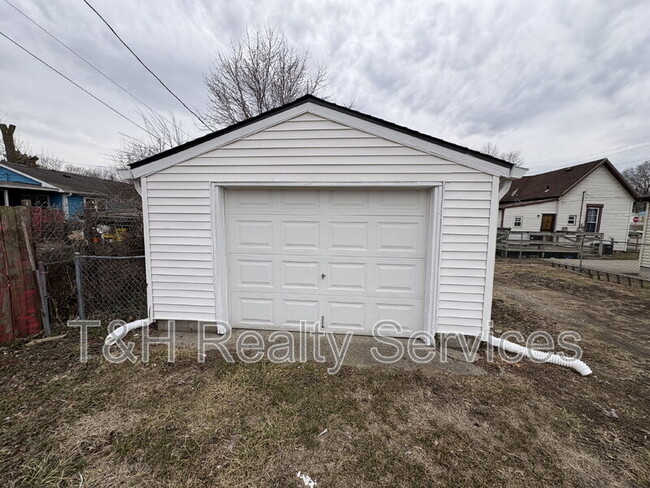 Building Photo - 955 N Belmont Ave