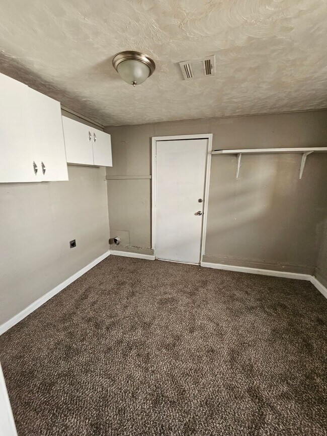 Building Photo - 3 Bedroom House Available in OKC