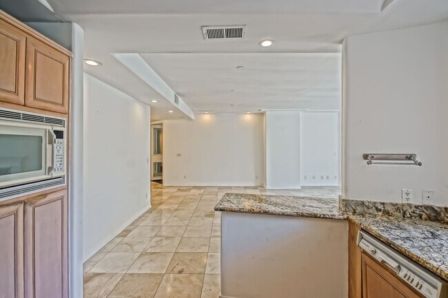 Building Photo - Remodeled Corner 3+2 Unit with Luxury Finishes Near Century City & Westwood