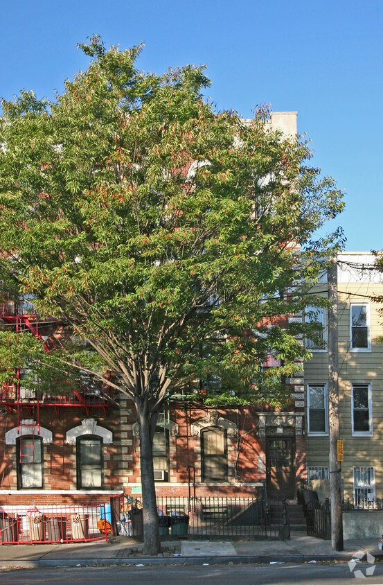 Primary Photo - 214 Pennsylvania Ave