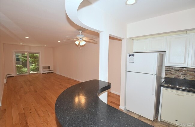 Foto del edificio - 206-14 Emily Rd