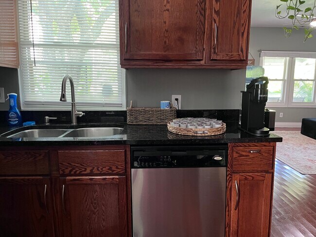 Foto del edificio - Charming 2-Bed, 2-Bath Main-Floor Home in Indianapolis