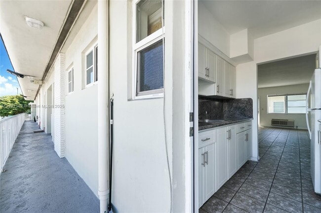 Foto del edificio - 6930 Rue Versailles Dr