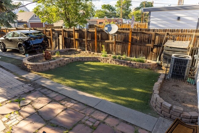 Building Photo - 825 Elati St