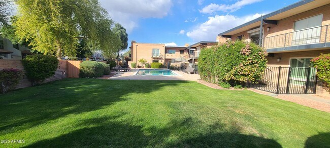 Foto del edificio - 4911 N 74th St