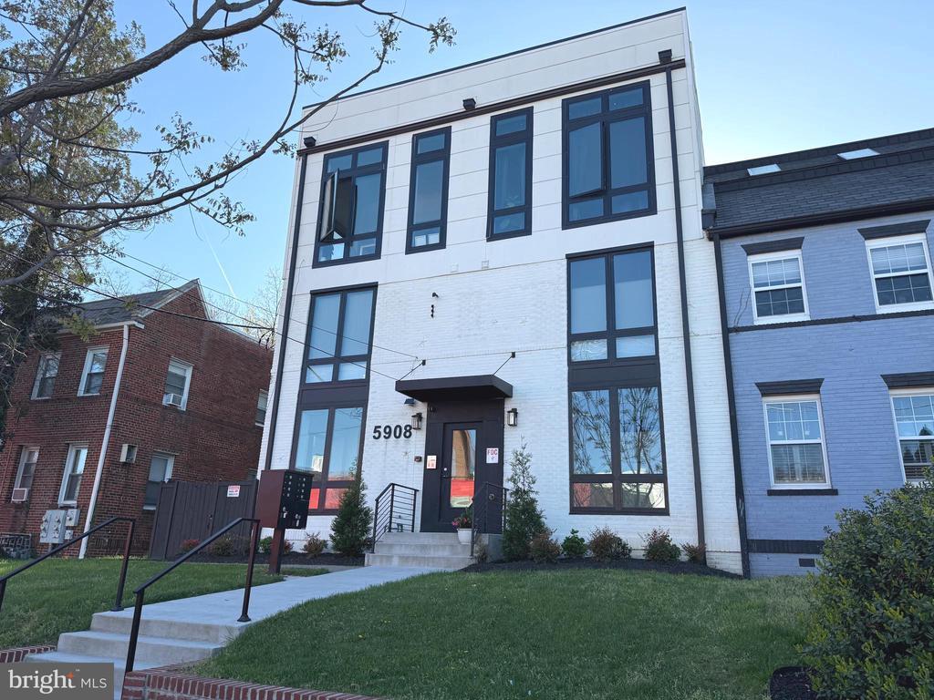 Foto principal - 5908 9th St NW