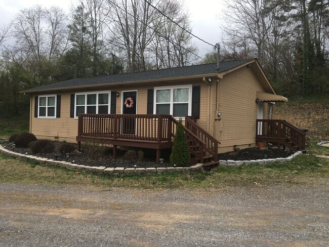 Building Photo - Charming 2 Bedroom/2 Bath House!