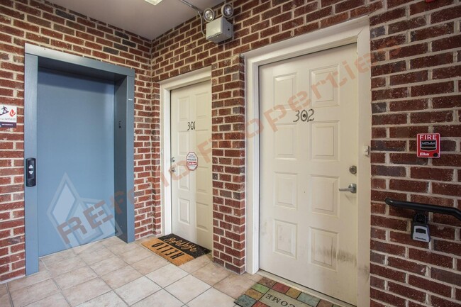 Building Photo - Bright and Airy! 3rd Floor 1 Bedroom 1 Bat...