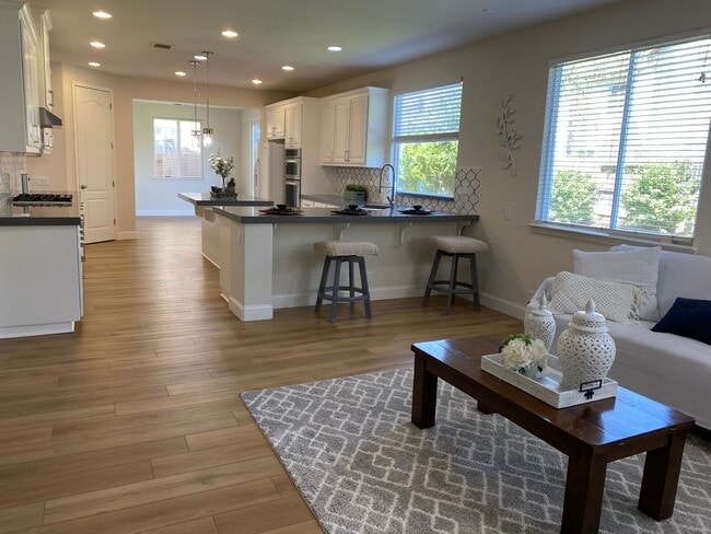 Building Photo - BEAUTIFUL TWO STORY MERCED HOME FOR RENT!