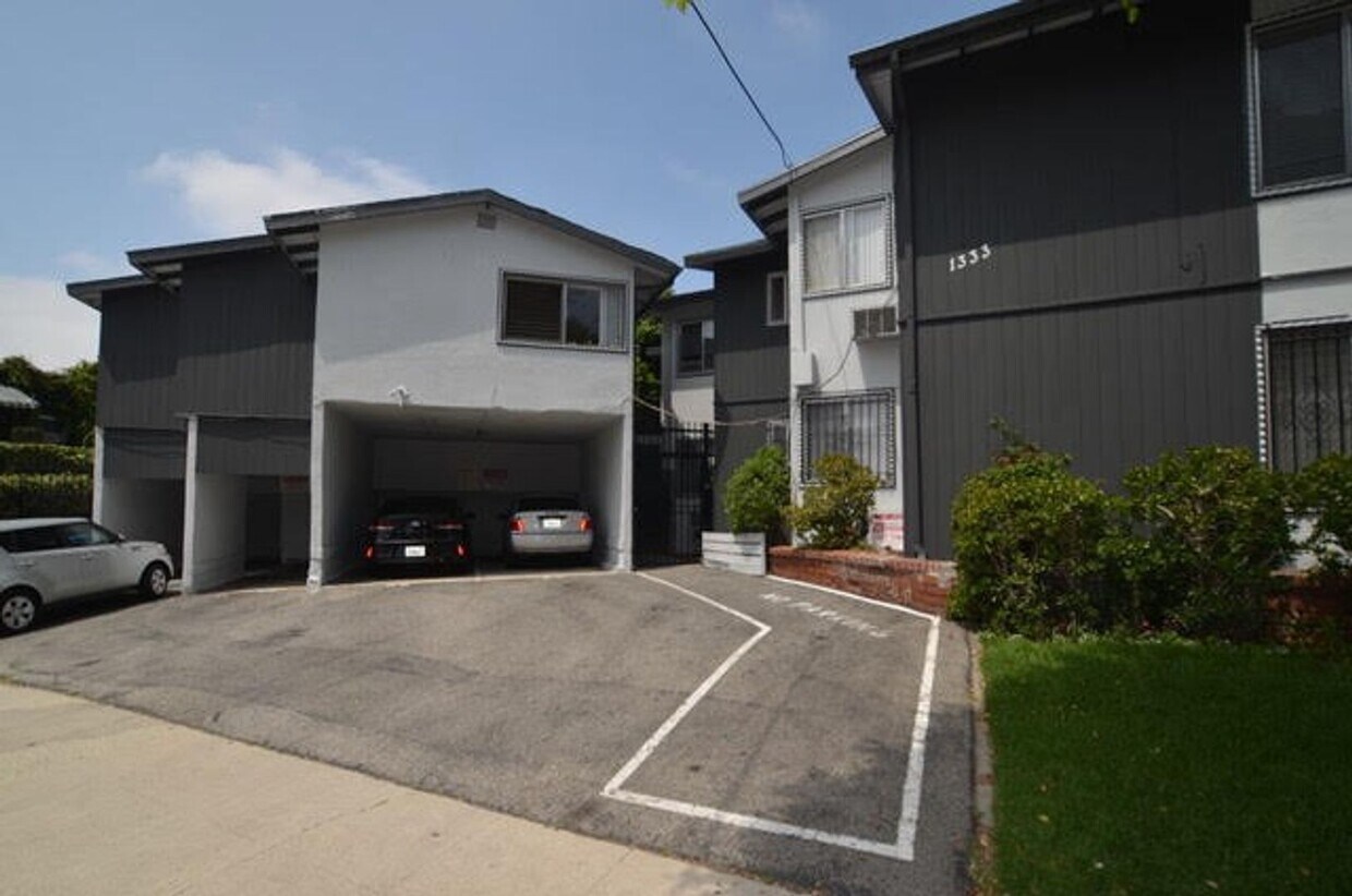 Building Photo - Stanley Gardens Apts - Spacious, Bright and Beatiful One Bedroom! CALL NOW!
