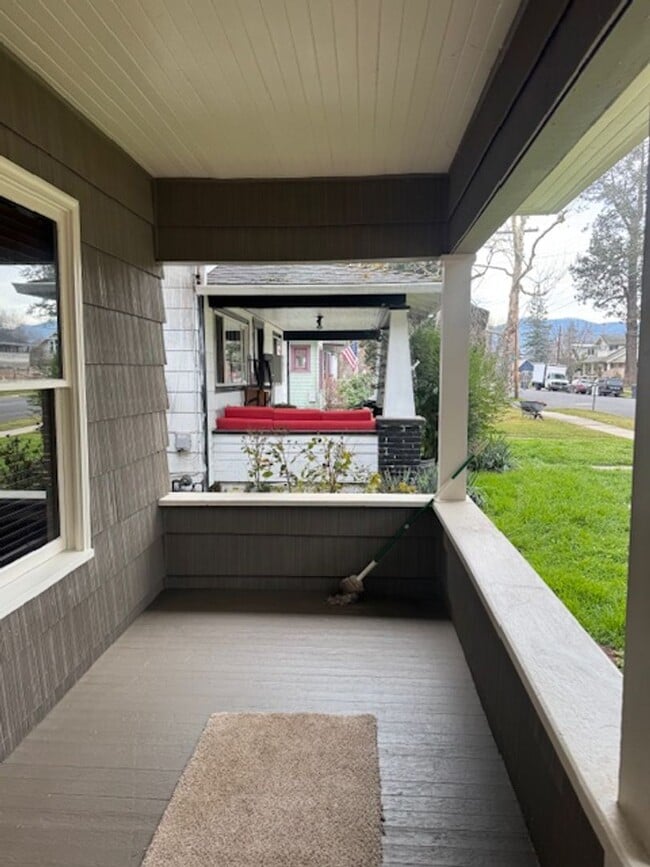 Foto del edificio - 4 Bedroom Home Beautifully Updated w/ Original Character