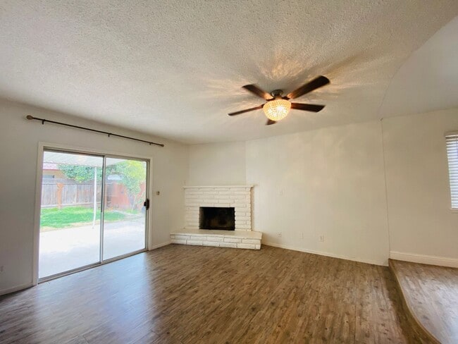 Foto del edificio - $2,100 Cedar & Bullard, 3 Bedroom Home - N...