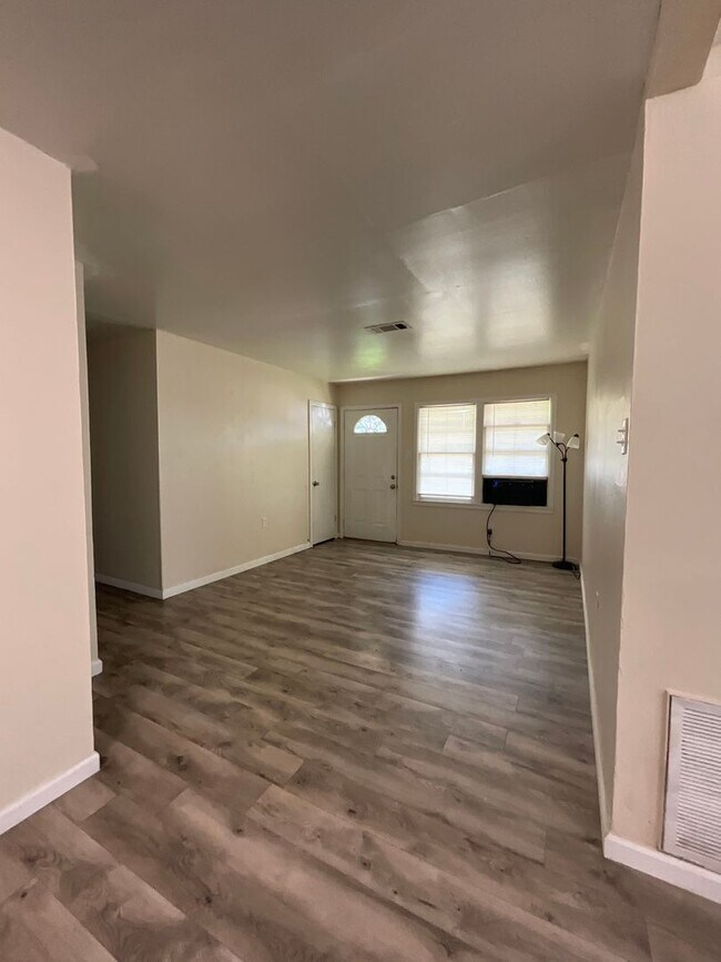 Foto del edificio - 1314 Oak Dr