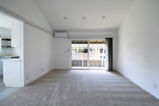 Building Photo - 258 Streamwood