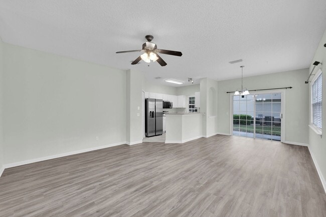 Building Photo - Bright and Spacious Townhome in Gate Community