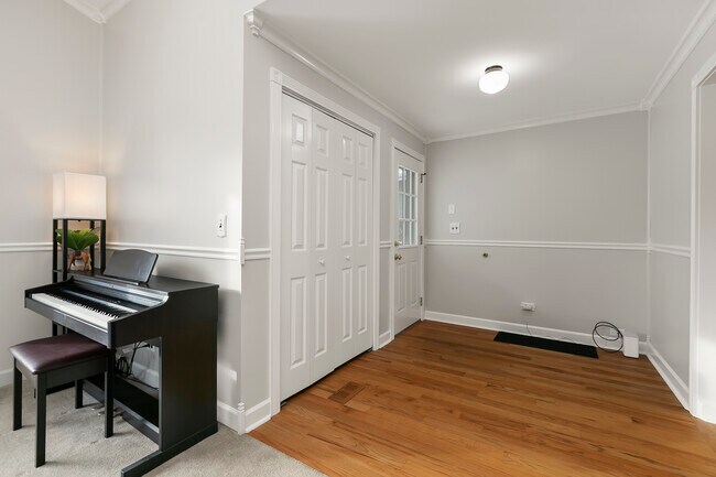Building Photo - 2305 Fulle St