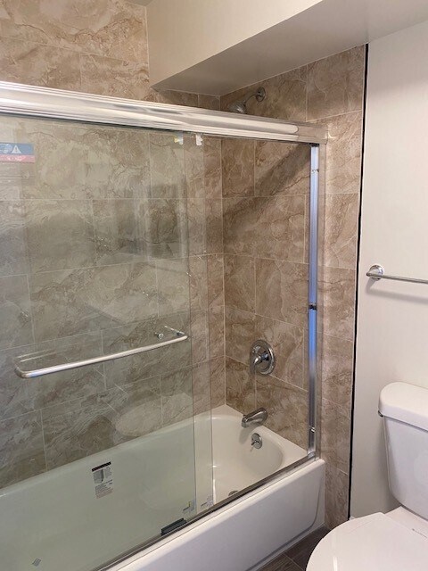 BATH 1 - 936 N Washington Pl