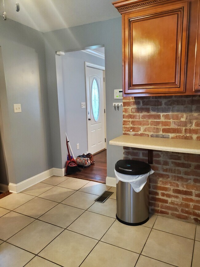 Building Photo - 806 Lupton Dr